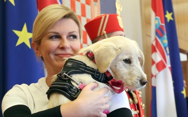 Kolinda se očajnički pokušava svidjeti fašistima i antifašistima