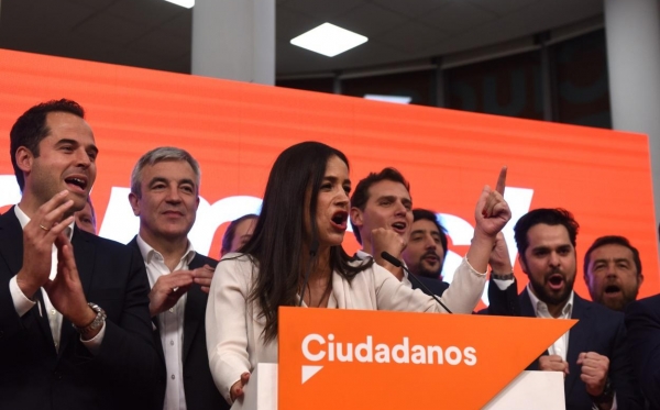 Španjolski liberali u koaliciji s krajnjom desnicom; ekonomski savjetnik napušta stranku, nižu se kritike...