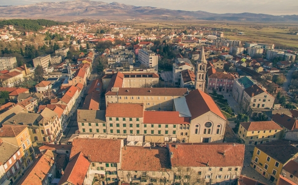 Nakon članka na Liberalu sinjska škola uklonila preporuku o ʼboljoj i superiornijojʼ djeci s maskama