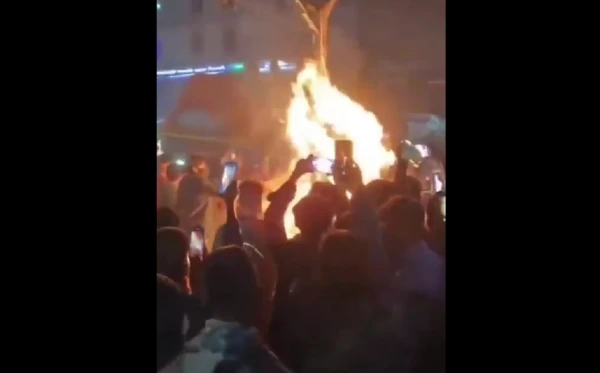 Rulja u Bangladešu javno pretukla pa zapalila čovjeka nasred trga: 'Vrijeđao je proroka'